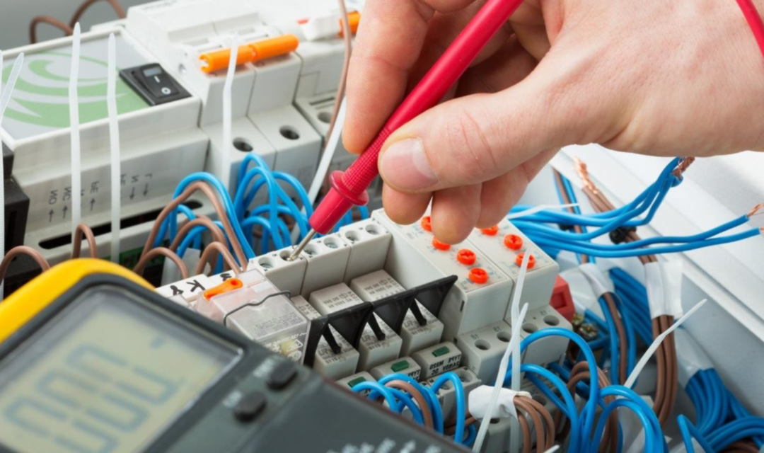 QUADROS DE COMANDO E DISTRIBUICAO DSM NOBREAKS